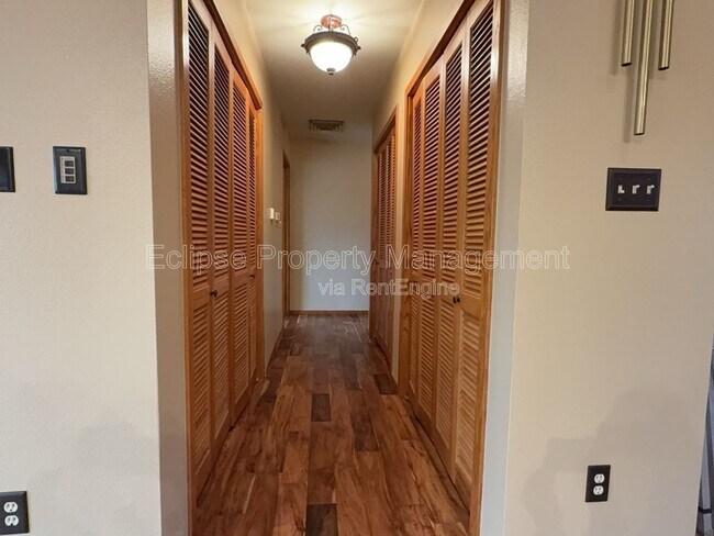 Building Photo - 2737 Sierra Vista Dr