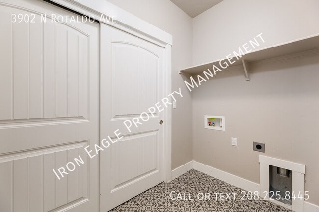 Building Photo - 3902 N Rotaldo Ave