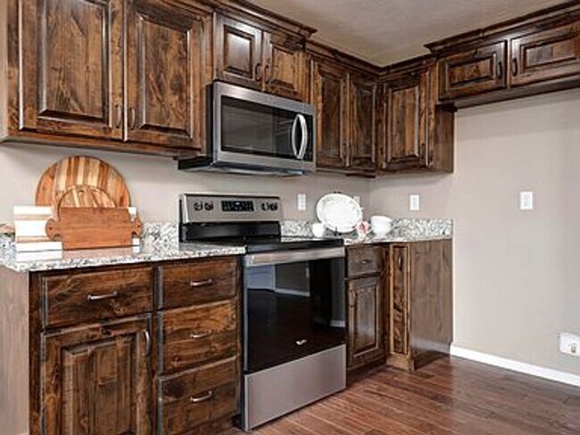 Building Photo - Luxury, Location, and Convenience.