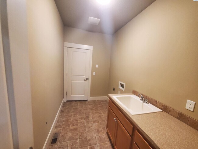 Building Photo - Columbia Point condo for rent