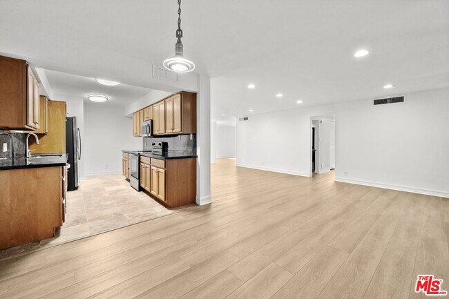 Primary Photo - 262 N Crescent Dr