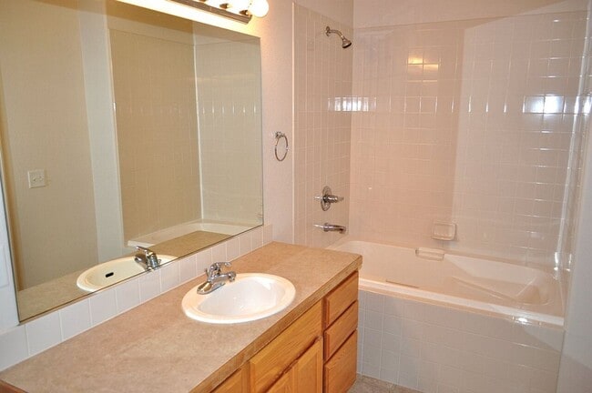 Building Photo - Charming 2 Bed / 2 Bath Condo in Windsor