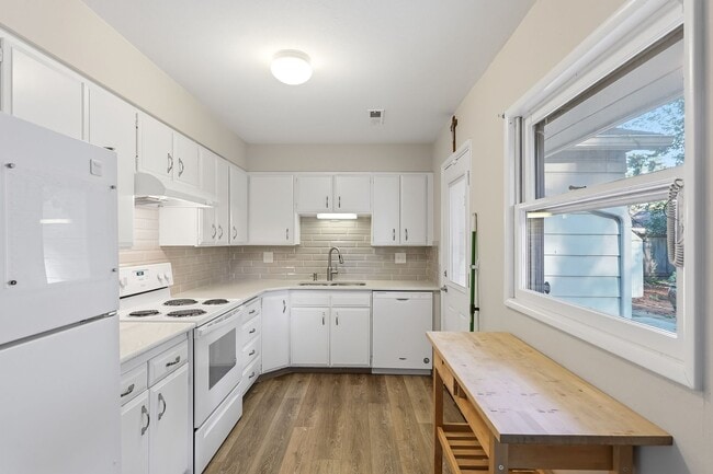 Building Photo - Bright & Comfortable Home with Private Patio and Covered Parking