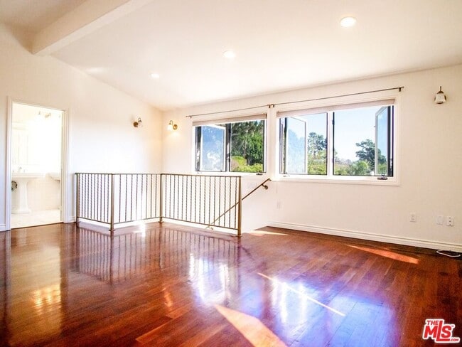 Building Photo - 2239 Vista Del Mar Pl