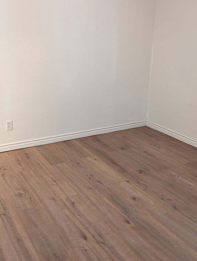 Building Photo - Newly Remodeled One Bedroom/ One Bath Condo