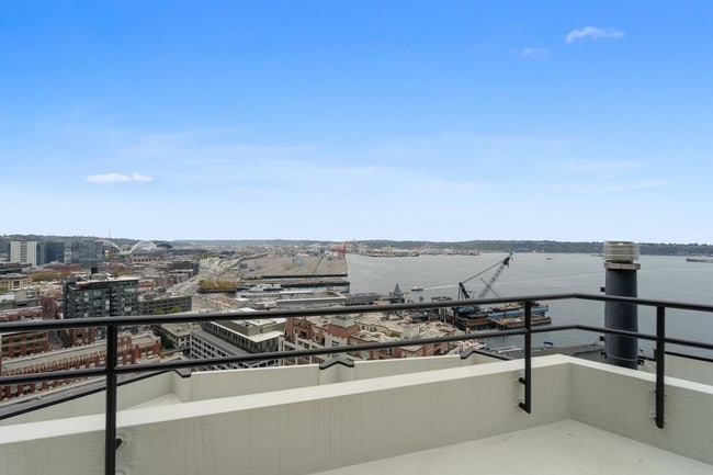 Building Photo - Watermark Tower - 2 bedrooms