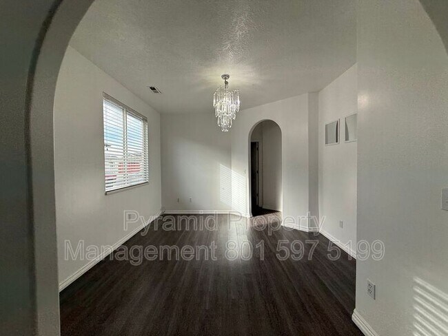 Building Photo - 732 Skipton Dr W