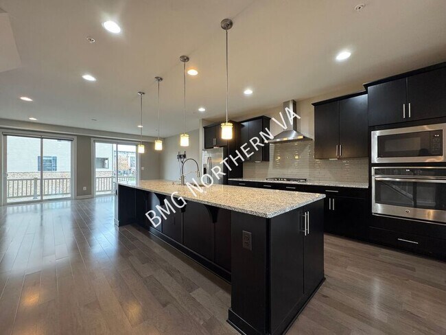 Building Photo - 43339 Stadium Ter