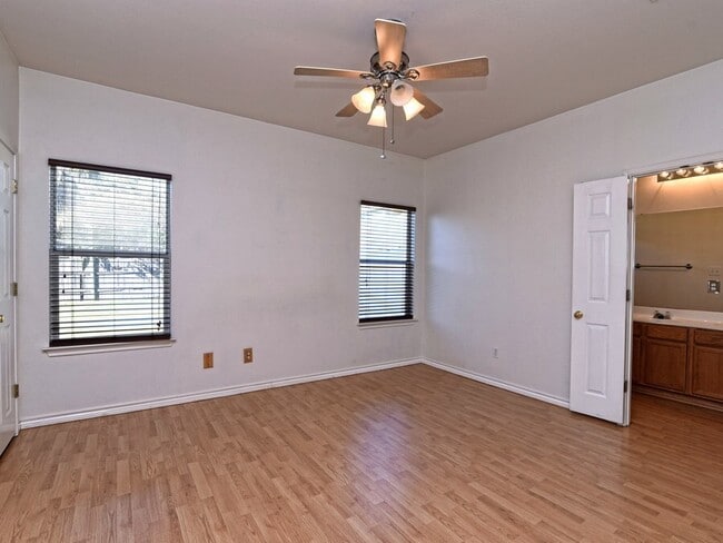 Building Photo - 105 Pecanwood N