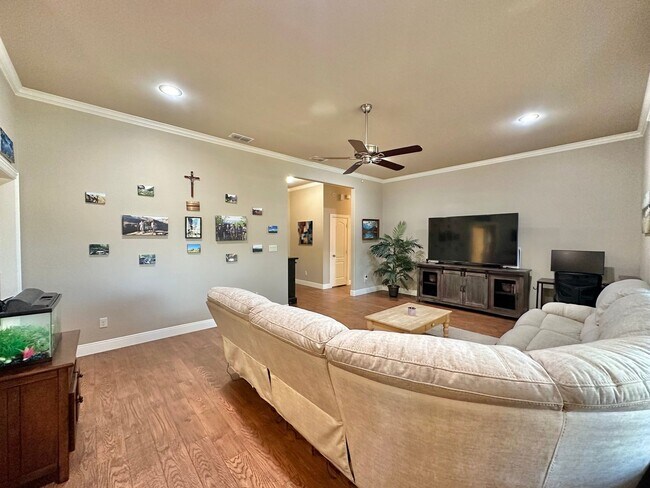 Building Photo - Stunning 3 Bed 2 Bath in Flint!