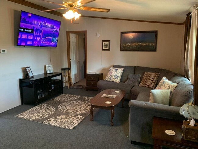 Building Photo - Welcome to this  4-bedroom, 2-bathroom home located in the picturesque Sevierville, TN.