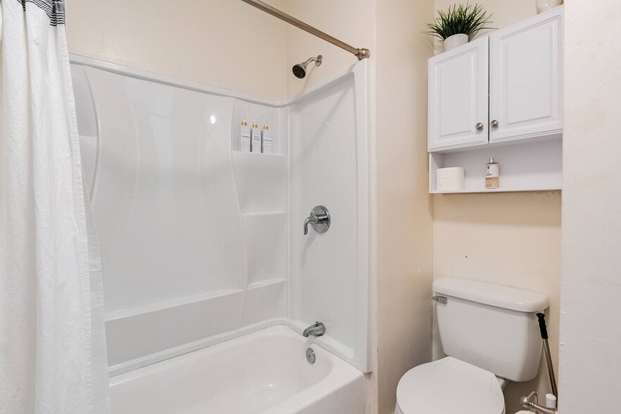 Building Photo - 3718 Live Oak St