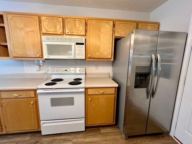 Building Photo - 3 bed, 2 Bath, Garage + Screened Back Porch, Near Cason Ln