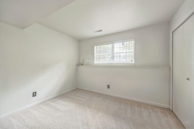 Building Photo - End Unit 3-Level Townhome in Millbrook Nei...