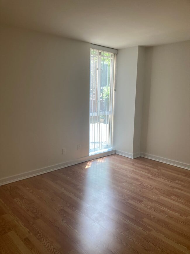 Building Photo - Impeccable 2 Bed 2 Bath Condo With Breatht...