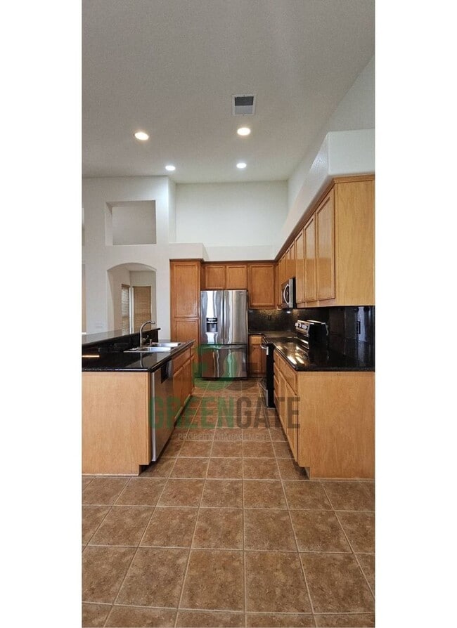 Building Photo - Available Now! 3 Bedroom 2 Bath Spacious Home in Tracy!!