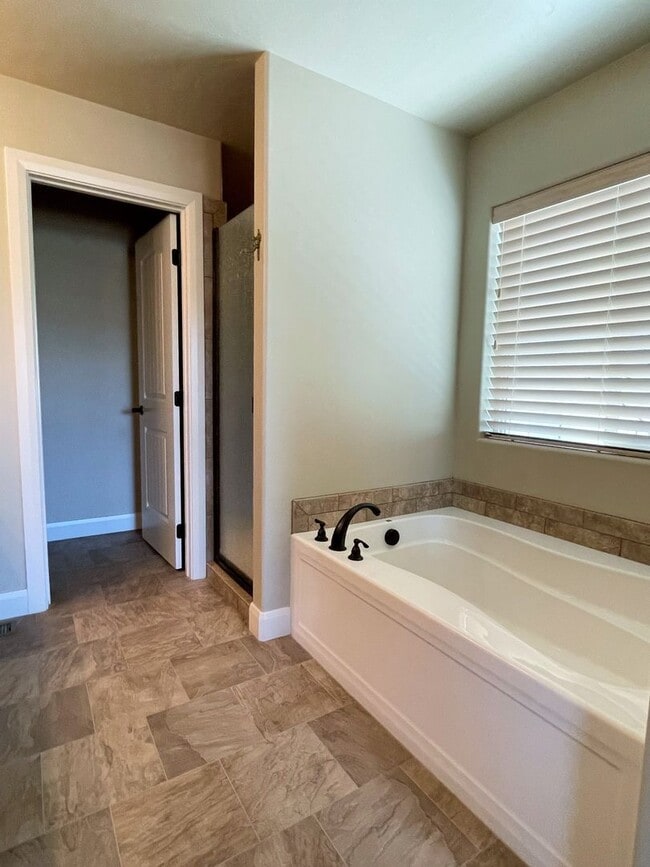 Building Photo - Beautiful 2 bed, 2 bath home with office/3rd bedroom in Eagle just off State and Linder in the Pr...