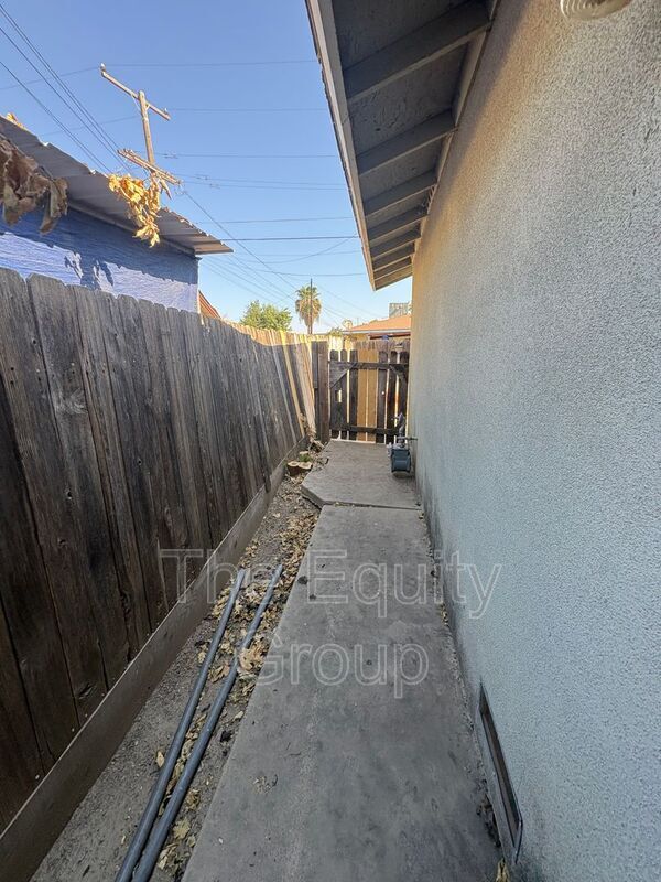 Building Photo - 1543 N Willis St