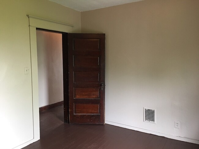 Building Photo - 3 Bed 1 Bathroom Available in Springfield +
