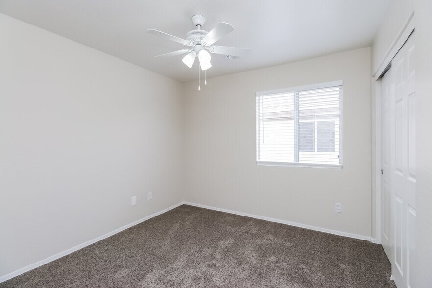 Building Photo - 1123 E Stardust Way