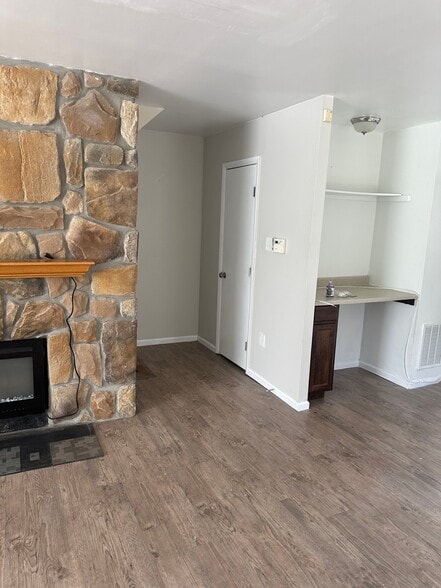 Building Photo - 6913 Woodstream Ln