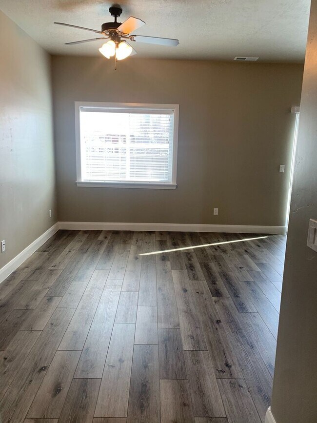 Building Photo - Town home living in the heart of Cedar City!