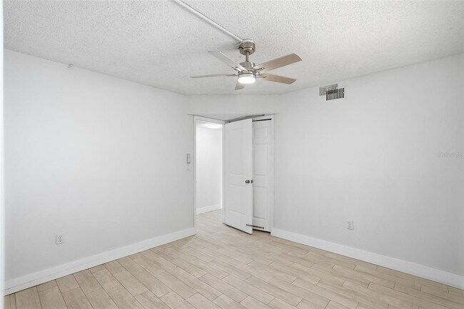 Building Photo - 4775 Cove Cir