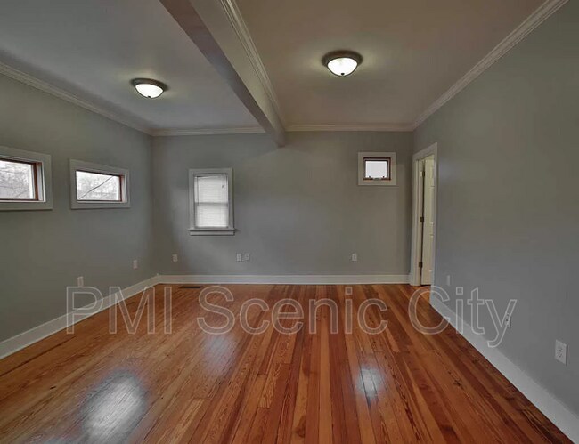 Building Photo - 513 Lytle St