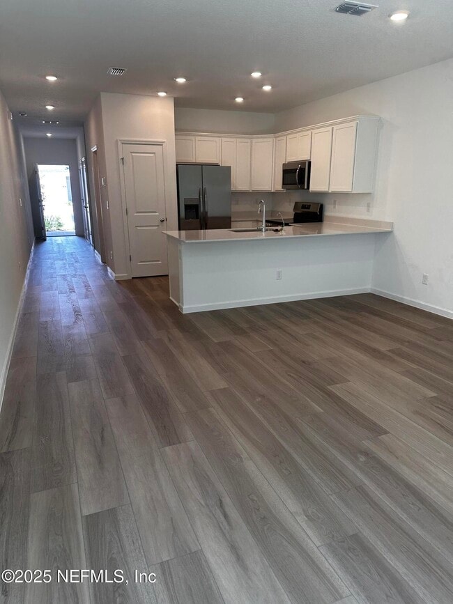 Building Photo - 611 Holly Lks Dr