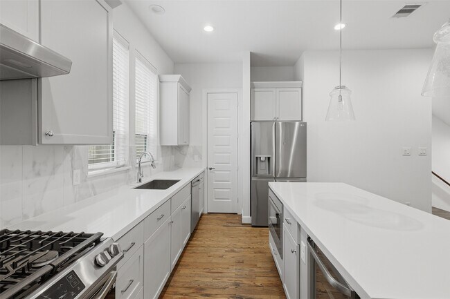 Building Photo - 2709 Clinton Dr