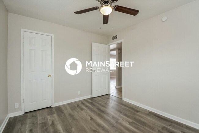 Building Photo - 3 Bedroom Pet-Friendly Home in TUCSON, AZ with Main Street Renewal