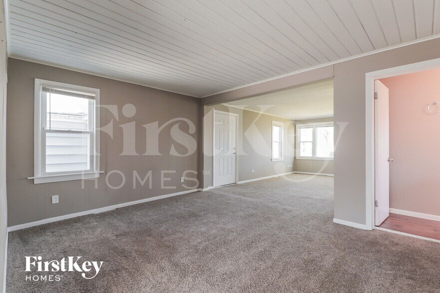 Building Photo - 446 Barron St