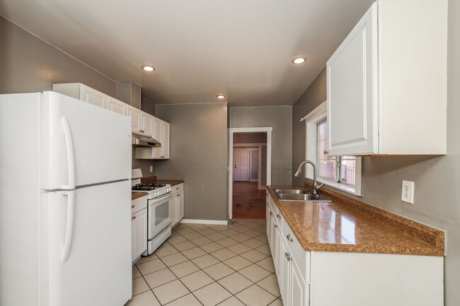 Building Photo - Beautiful 1918 Oakland Home!!