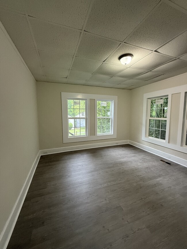 Building Photo - 513 Oak Pl