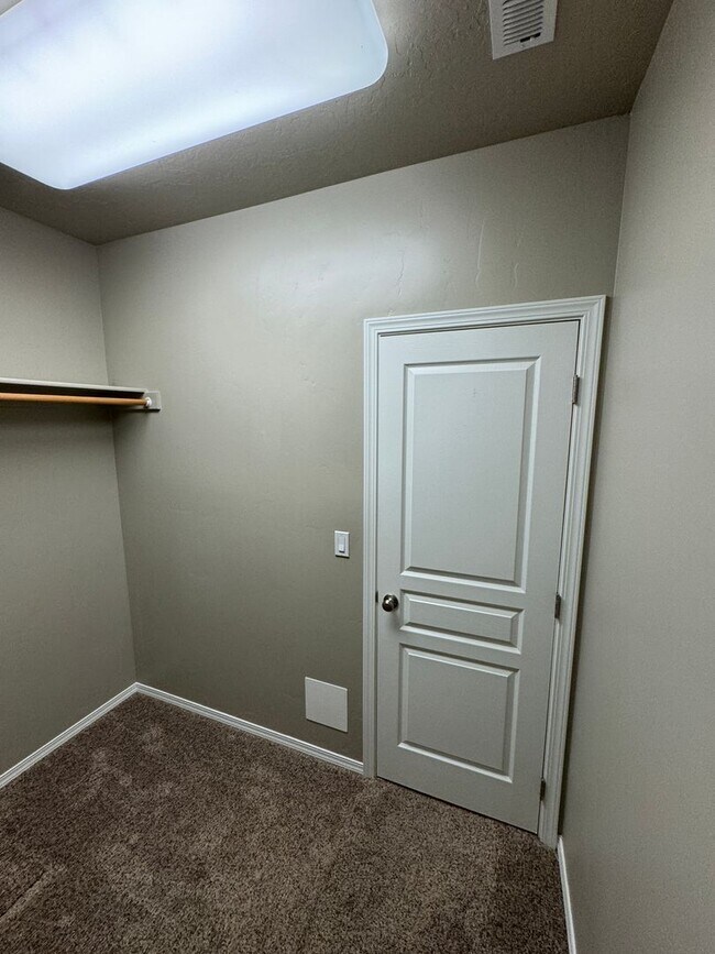 Building Photo - Charming 3-bedroom, 2-bathroom home locate...