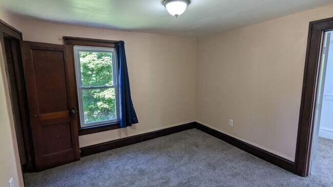 Building Photo - Spacious 4-bedroom, 1.5-bath home in Akron