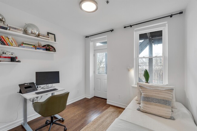 Building Photo - 128 Bright St