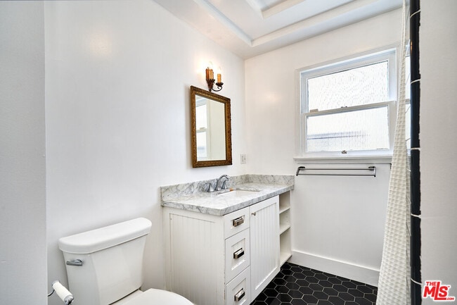 Building Photo - 1430 S Sierra Bonita Ave