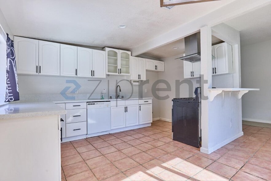 Building Photo - 915 N Holly St