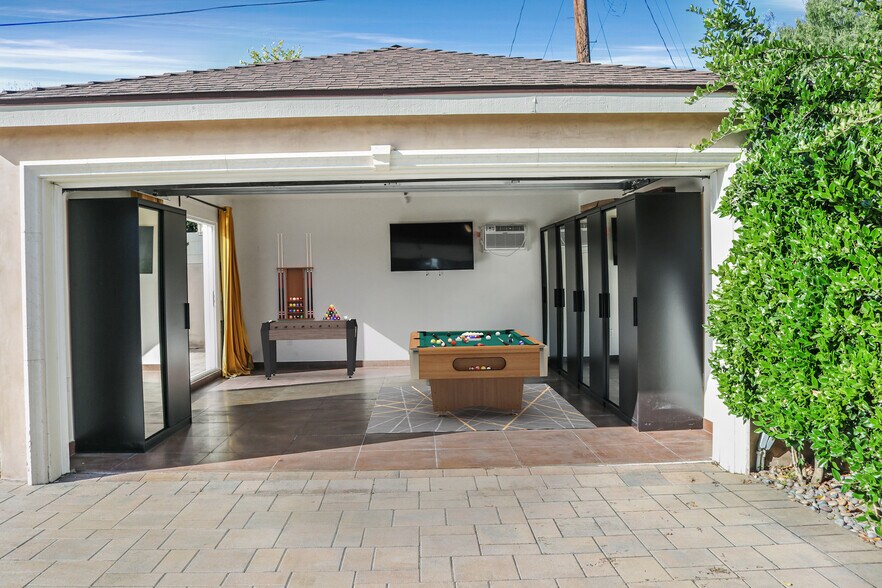 Garage Fun Area or Storage - 6039 Greenbush Ave