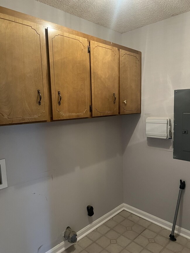 Building Photo - 934 Pineland Ave