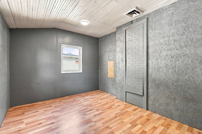 Building Photo - 208 E 12th St