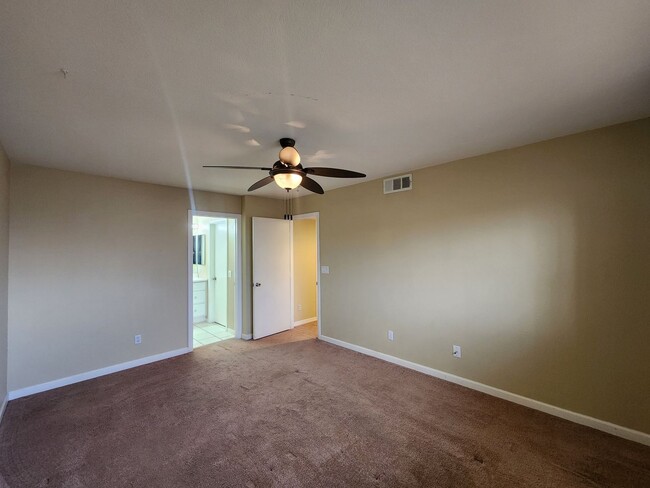 Building Photo - Modern Comfort in the Heart of Summerlin!