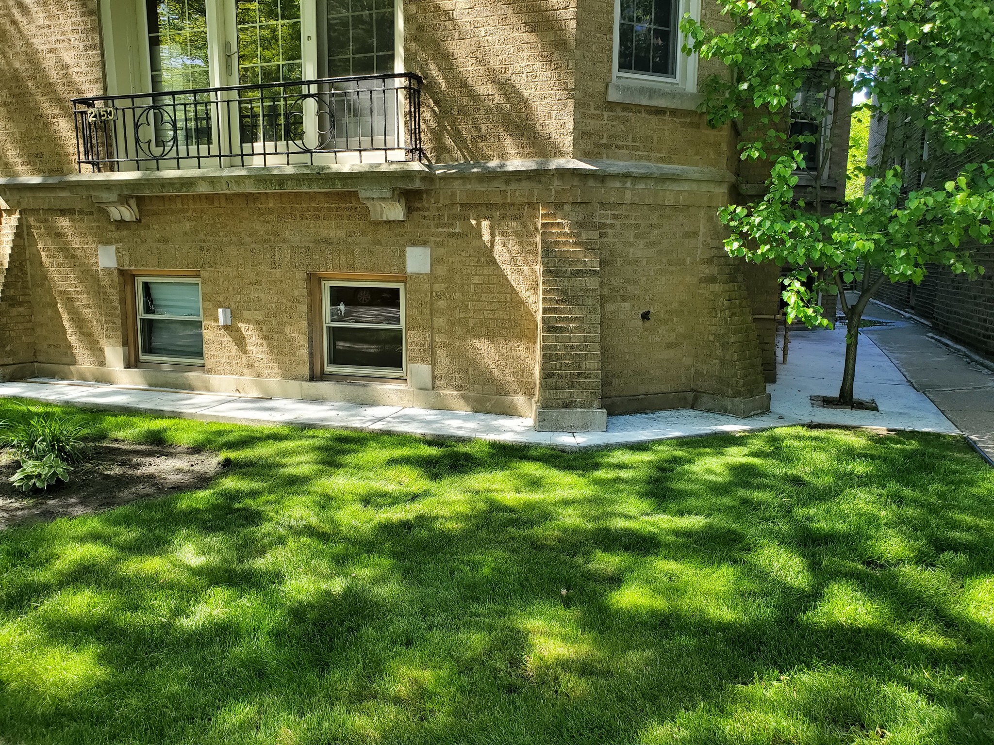 Building Photo - 2150 W Arthur Ave