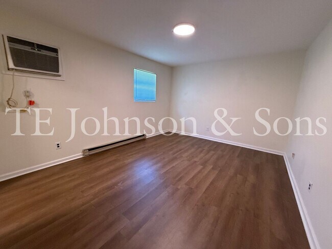 Building Photo - 1 Bedroom Near Easton Park! Water Included