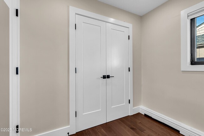 Building Photo - 320 Silver Lagoon Dr