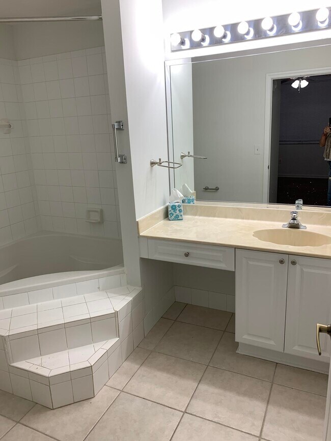 Building Photo - 2080 Greenview Shores Blvd