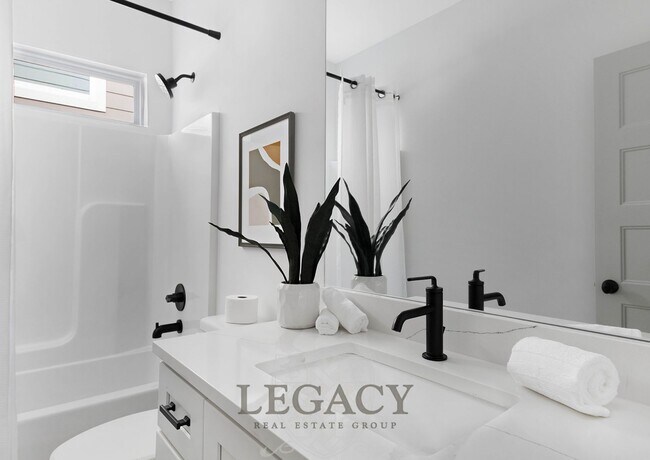 Building Photo - 2027 Rosemary Ln