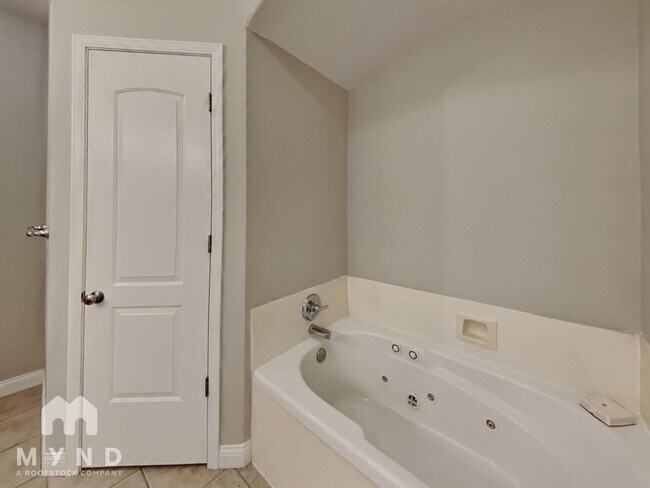 Building Photo - 5622 N 11th Ave