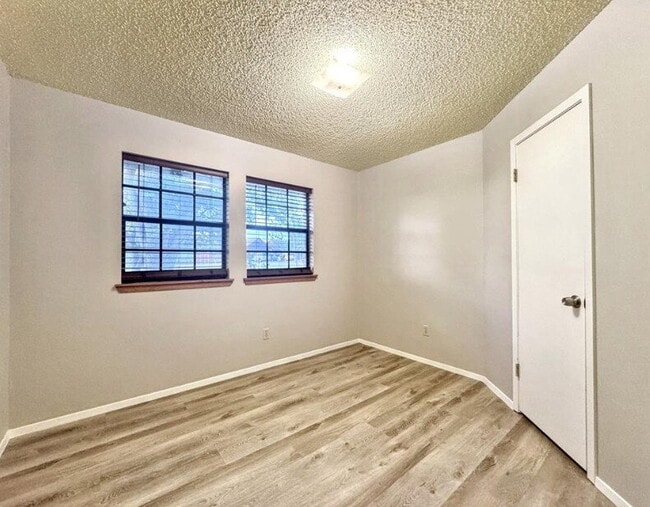 Building Photo - 501 Ridge Dr